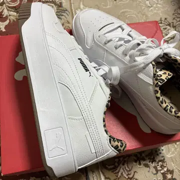 PUMA 화이트 스니커즈 레오파드 무늬