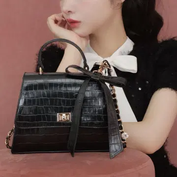 Leather ribbon top handle bag 엠미에메