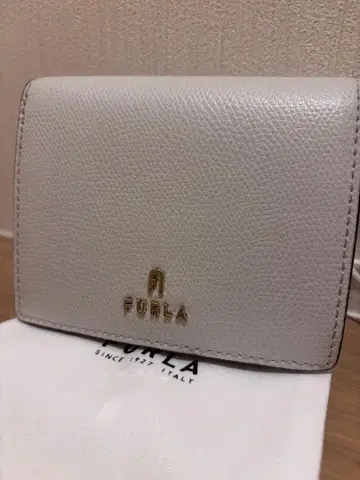 FURLA 화이트 접이식 지갑 새상품급 컴팩트