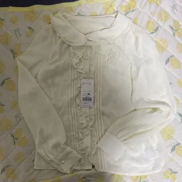 크림색 프릴 블라우스 M 사이즈