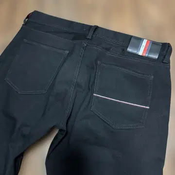 타미힐피거 TH FLEX 블랙 팬츠