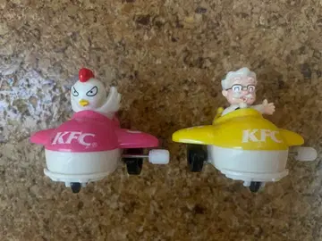 KFC 캐릭터 (커넬 할아버지와 치킨) 2체 세트와 도라에몽 1체