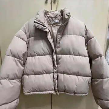 베이지 숏 기장 다운 자켓