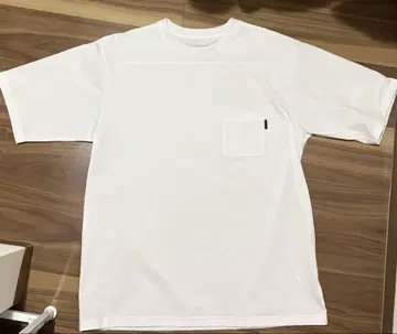 THE NORTH FACE 화이트 포켓 티셔츠