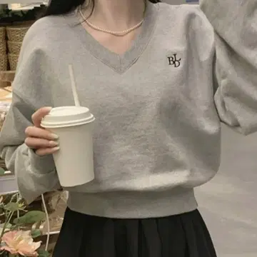 BELLIDE 그레이 V넥 맨투맨