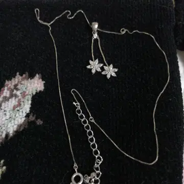 스와로브스키 꽃 모티브 실버 목걸이