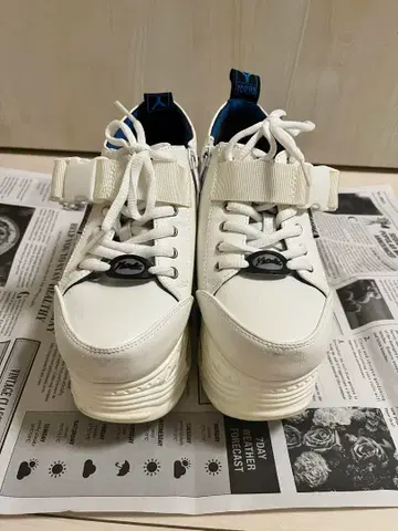 요스케 통굽 스니커즈