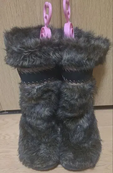 브라운 계열 퍼 소재 롱 부츠