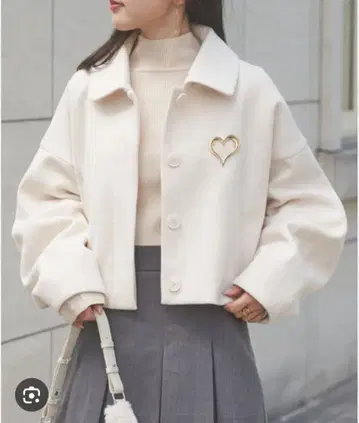 CHICO 브로치 포함 울 숏 기장 코트 아이보리 클리닝 완료