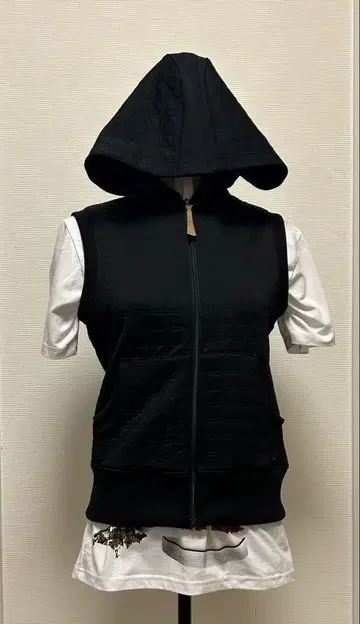 블랙 후드 부착 퀼팅 다운 베스트