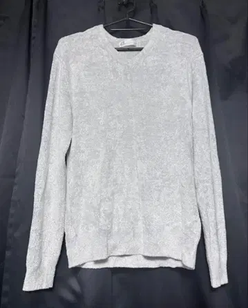 토네이도 마트 그레이 V넥 니트 스웨터