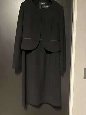 AOKI 블랙 포멀 셋업 노카라 자켓 원피스