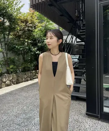 카프리스 레 마쥬 슬릿 넥 원피스