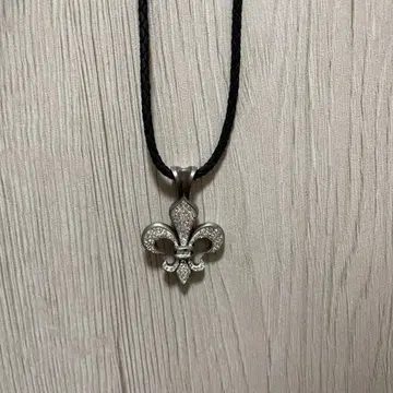 플뢰르 드 리스 목걸이 블랙