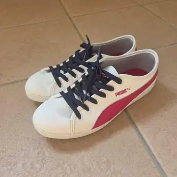PUMA 화이트/레드 스니커즈