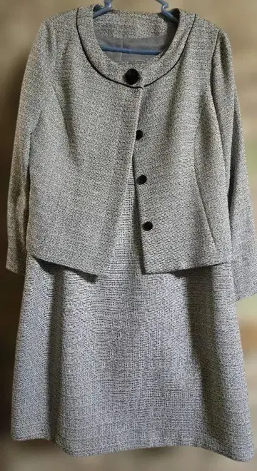 17호 그레이 계열 자켓과 원피스 목걸이, 벨트 포함 여성 수트