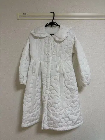 화이트 퀼팅 롱 코트