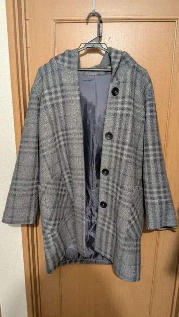 그레이 계열 체크 후드 부착 코트