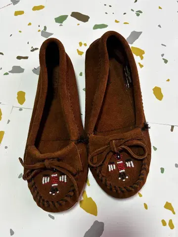 Minnetonka 브라운 자수 모카신