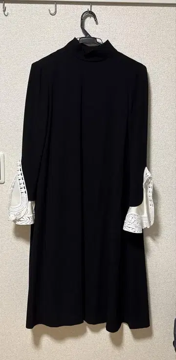 마메 쿠로고우치 레이스 커프스 하이넥 드레스