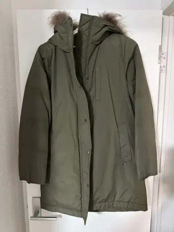 올리브색 후드 부착 롱 모즈 코트