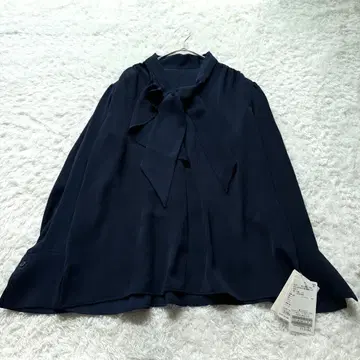 택 포함 새상품 23년 노블 로얄 새틴 보타이 블라우스 다크 네이비