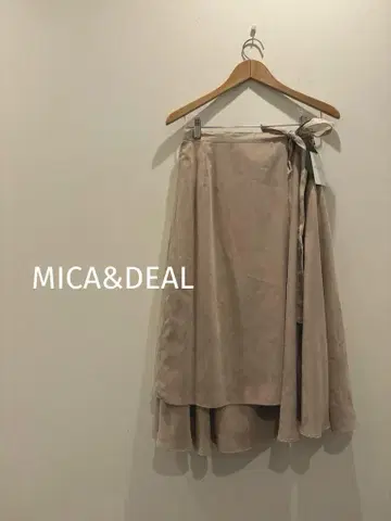 새상품 MICA&DEAL 페이크 스웨이드 플레어 스커트 베이지 38