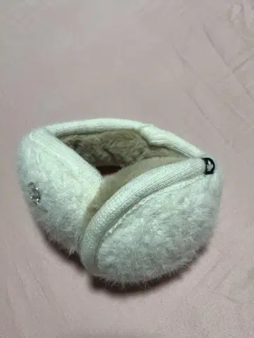 새상품급 DESCENTE 화이트 플리스 귀도리