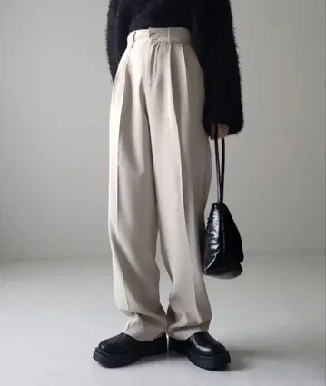 베이지 턱인 와이드 팬츠