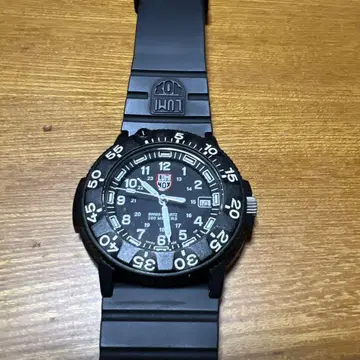 LUMINOX 네이비 씰 V3 블랙 손목시계 작동 중