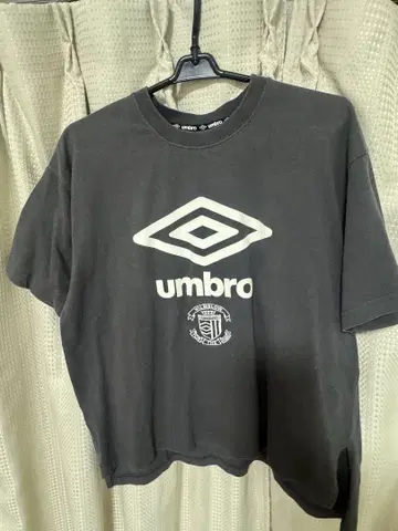 umbro 블랙 로고 프린트 반팔 T셔츠