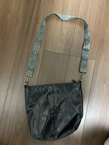 블랙 숄더백 컬러풀 스트랩 포함