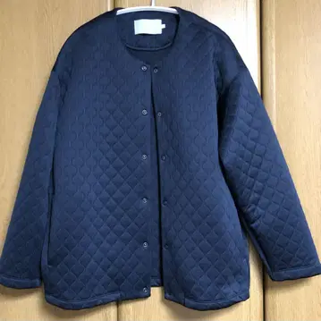 CURLY&Co 퀼팅 노카라 자켓 네이비