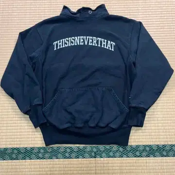 thisisneverthat 블랙 맨투맨 자수 로고