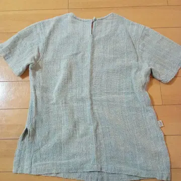 블루 계열 스트라이프 반팔 상의 뒷트임