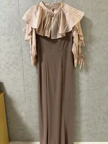 프릴 달린 브라운 롱 드레스