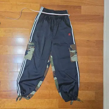 adidas 카모 패턴 카고 팬츠