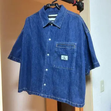 CALVIN KLEIN 박스 숏 데님 셔츠 J325553