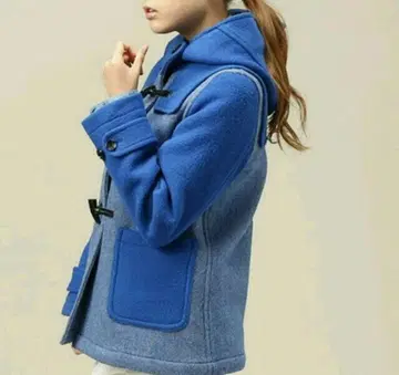 파란색 더플 코트 후드 부착