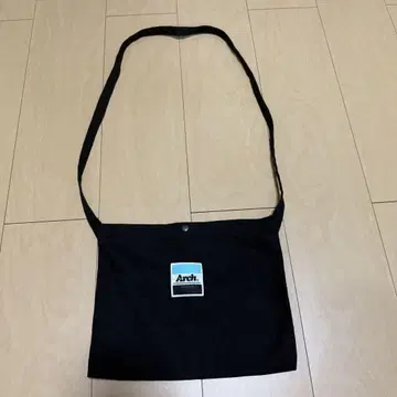 Arch 숄더백 블랙 사코슈