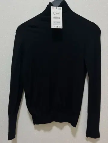 택 포함 미사용 새상품 ZARA 블랙 터틀넥 니트 S 사이즈