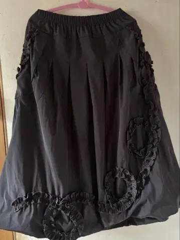 프릴 달린 블랙 플레어 벌룬 스커트