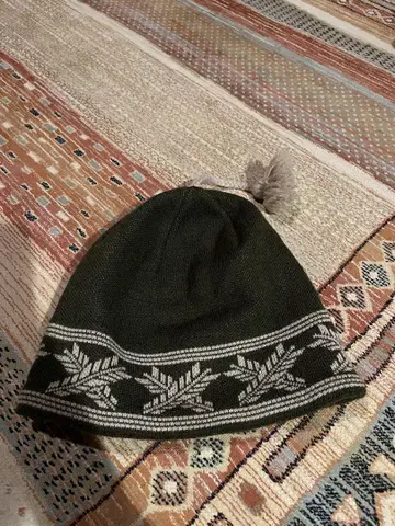 patagonia 다크 그린 잎 무늬 니트 모자