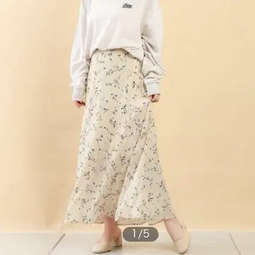 꽃무늬 플레어 롱 스커트 베이지