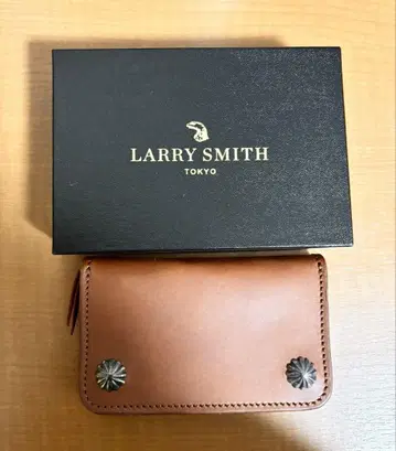 LARRY SMITH (라리 스미스) 가죽 코인 케이스 브라운