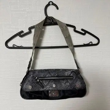 GUESS 빈티지 Y2K 스네이크 패턴 숄더백