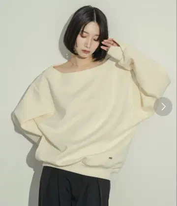 NEUNA 원숄컷 맨투맨 아이보리