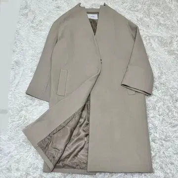 최근 모델 프레임워크 노카라 코트 맥시 길이 베이지 후크