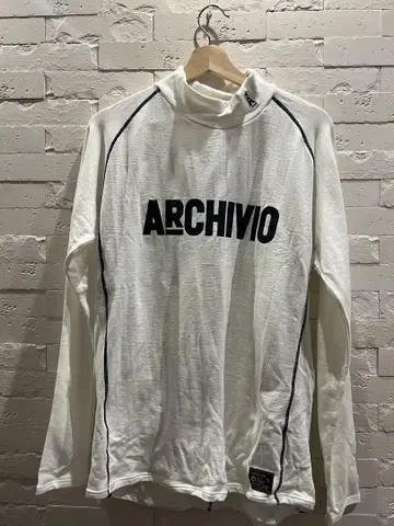ARCHIVIO 화이트 하이넥 풀오버 사이즈 50