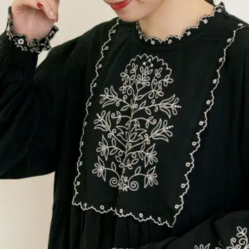 SM2 사만사 모스모스 배색 자수 원피스 블랙